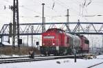 mit einer  schweren Fuhre  ist 298 313 von Stralsund nach Mukran unterwegs, 155 214 luft am Schlu mit, am 09.12.2010