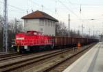 Am 4.1.16 rangierte 298 323-7 am späten Vormittag mit einer Anzahl offener Vierachser (Eaos, Eanos) auf dem Bahnhof in Hennigsdorf b. Berlin. Diese hatte sie aus dem Anschluß des hiesigen Stahlwerkes geholt. Die 298 entstand durch Umbau aus der DR-V100 speziell für Rangierzwecke. Inzwischen auch neu motorisiert und deutlich leiser, stellen sie die letzten Vertreter der V100 Hennigsdorfer Produktion dar, die bei der DB noch in nennenswerter Stückzahl im Einsatz ist. 