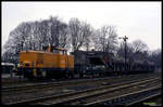 346794 steht hier am 21.3.1992 mit einem Schotterbett Reinigungszug im Bahnhof Förderstedt.