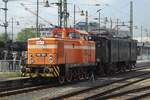 V60 1284 rangiert mit E 77-10 in Dresden Hbf am 11 April 2014.