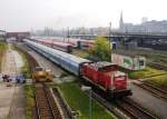 BERLIN, 02.11.2008, 346 995-4 rangiert NachtZug-Waggons im Betriebswerk Warschauer Straße; im Hintergrund der gleichnamige S-Bahnhof