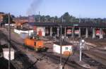 Vom Zugang zum Personanbahnhof aus hatte man in Elstal / Wustermark immer einen guten Blick auf Bw und Drehscheibe. Am 04.10.1994 war hier noch Betrieb, 346 215 dieselt zum nchsten Einsatz.