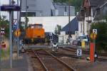 In Blankenstein an der Saale geht es am 20.08.2013 noch sehr rustikal zu. Viele Handweichen und ein mechanischer Bahnübergang sind sehr arbeitsintensiv, daher gibt es zwei Fahrdienstleiter im Bahnhof Blankenstein. Werklok 4 , V 60 (Ost), LEW Baujahr 1979, kommt über das Werksgleis von der ZPR zum Bahnhof Blankenstein. Die V 60 Ost fährt zur Abstellung um Wagen abzuholen. Die V 60 in Blankenstein war nie eine  Reichsbahnerin , sie wurde direkt von LEW an die Zellstofffabrik geliefert. Blankenstein/Saale - 20.08.2013