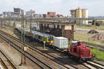 Zum Aufnahmezeitpunkt war 260 109 von der RE Rheinische Eisenbahn GmbH an Siemens vermietete.
Auf dem Foto sieht man die Überführung eines neuen Desiros UK für London Midland vom Werk in Krefeld-Uerdingen zum benachbarten Güterbahnhof am 9. April 2014.