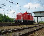 Lokparade im DB Museum Koblenz-Ltzel am 21.05.2011 zu dessen 10 jhrigen Bestehen. 360 303-2.  Die Deutsche Bundesbahn hatte nach dem 2. Weltkrieg einen Mangel an Rangierlokomotiven. Daher wurde unter Beteiligung aller Lokomotiv-Fabriken ab 1951 eine Rangier-Diesellokomotive entwickelt. Das Rennen machte Schlielich der 12 Zylinder Maybach GTO 6 Dieselmotor mit 650 PS. Die Lok hat ein Dienstgewicht von 49t und eine Hchstgeschwindigkeit von 60 km/h. Die Rangierdiesellokomotive 360 303 wurde am 19.02.1957 als 260 303 in Dienst gestellt. Hersteller war die Firma Deutz. Whrend ihrer 44 Dienstjahre im Gterverkehr trug sie drei verschiedene Farbgebungen: weinrot, ozeanblau-beige und verkehrsrot. Nach ihrer Ausmusterung im November 2001 kam sie zunchst im Jahr 2003 zum DB Museum und war bis 2010 in Neumnster Stationiert. Ende 2010 kam sie nach Koblenz. 
