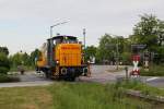 360 608 berquert am 19.05.2012 einen Bahnbergang in Neumarkt (Oberpfalz).