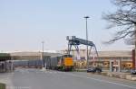 360 608 von Max Bgl schiebt den ersten Teil des Tchibo Containerzuges in das Max Bgl Werk zum Abladen. Sengenthal am 24.03.2012