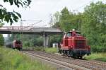 Begegnung auf der Landesgrenze. 260 109-4 dieselt solo in Richtung Sden und wird in einigen Metern die Landesgrenze von NRW nach RLP passieren, whrend ihr 185 151-8 aus der anderen Richtung entgegen kommt. Aufgenommen am 23/08/2011 bei Bad Honnef.