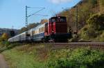 260 109-4 mit ihrer kuriosen Fuhre, bestehend aus Rheingoldwagen, D-Zug Wagen und div. Gterwagen, hier zwischen Erpel und Linz, 26.10.2011.