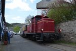 Mit Fotohalt fuhr die 260 109-4 über den Dorfplatz in Olef. Danach ging es weiter nach Hellenthal.

Olef 07.05.2016