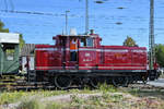 Die 1959 bei MaK gebaute Diesellokomotive 261 654-8 ist mit zwei Prsonenwagen in Darmstadt-Kranichstein unterwegs. (September 2019)