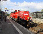 265 011-7 DB und 362 939-1 auch von DB kommen als Lokzug aus Mönchengladbach-Hbf  nach Aachen-Hbf und kommen aus Richtung Mönchengladbach-Hbf,Rheydt-Hbf,Wickrath,Beckrath,Herrath und fährt durch Erkelenz in Richtung Baal,Hückelhoven-Baal,Brachelen,Lindern,Süggerath,Geilenkirchen,Frelenberg,Zweibrüggen,Übach-Palenberg,Rimburg,Finkenrath,Hofstadt,Herzogenrath, Kohlscheid,Richterich,Laurensberg,Aachen-West,Aachen-Schanz,Aachen-Hbf.
Aufgenommen vom Bahnsteig 1 in Erkelenz. 
Bei Sommerwetter am Abend vom 6.6.2017. 