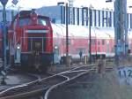 Die 362 916-9 stellt den RE 33012 von Rostock Hbf nach Hamburg Hbf.bereit.Aufgenommen am 19.10.04