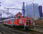 362 559-7 rangiert einen RE Zug In Kiel Hauptbahnhof.
