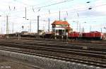 DB 294 905-5 + DB 362 362-6 ziehen im Gterbahnhof Halle / Saale am Stellwerk Hg5 eine Rangiereinheit ber den Ablaufberg, fotografiert am 20.02.2012