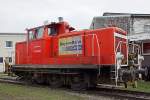 362 848-4 der Bayernbahn am 14.04.2013 im Bw Nördlingen (Bayerisches Eisenbahnmuseum). Unter der Fabriknummer 18610 wurde sie 1960 von Krauss-Maffei gebaut und als V 60 848 bei der DB in Dienst gestellt. 1968 erhielt sie die computergerechte Nummer 260 848-7. Am 01.10.1987 wurde sie zur Kleinlok degradiert und in 360 848-6 umgezeichnet. Am 19.02.1991 wurde sie mit Funkfernsteuerung und automatischer Kupplung ausgerüstet und bekam die Nummer 364 848-2. Am 14.11.2001 erfolgte eine Remotorisierung und eine weitere Umzeichnung in 362 848-4. Am 16.11.2009 wurde die V 60 bei der DB AG z-gestellt und am 25.08.2010 erfolgte die Ausmusterung. Zwei Monate später kam sie zur Bayernbahn GmbH.