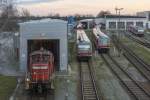 Bw Mühldorf am Abend des 12.12.2014.
362 887-2 hat eine Garnitur DoSto-Wagen in die Waschanlage geschoben.

Hersteller: Krauss-Maffei, München
Fabriknummer: 18649
Abnahmedatum: 07.09.1960
Erst-Bw: Nürnberg Hbf
weitere Beheimatungen: Ingolstadt
UIC-Nr.: 98 80 3362 887-2 D-DB
Betreibernr. z.Z.d. Aufnahme: 362 887-2
ursprüngl. Betriebsnr.: V 60 887
Umzeichnungen: 01.01.1968 (260 887-5); ? (360 887-4); 14.03.1991 (364 887-0); 28.06.2001 (362 887-2)
Eigentümer: DB Schenker Rail Deutschland, Mainz
Radsatzfolge: C
Vmax (km/h): 60
Leistung (kW): 478
Dienstmasse (t): 48
Radsatzfahrmasse max. (t): 16
LüP (mm): 10.450