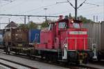 . Bei diesigem Wetter durchfährt die Diesellok 363 681-8 mit einem einzelnen Güterwagen den Bahnhofsbereich von Singen.  04.08.2017  (Hans) 