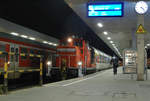 Am frühen Morgen, kurz nach 4 Uhr lässt sich im Bahnhof Hamburg-Altona die Bereitstellung des EC 7 nach Interlaken Ost beobachten. Am 19.12.2016 war hierfür die im Jahr 1961 in Dienst gestellte 363 044-9 zuständig, während am Nachbargleis ein RE auf die Abfahrt nach Westerland wartet.