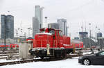 Railsystems RP 363 666 pausiert im Gleisvorfeld des Frankfurter Hauptbahnhofs.
Aufgenommen von einer öffentlichen Straße am 18. März 2018.
