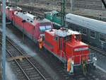 Die Rangierlokomotive 363 737-8 schleppt zwei Elektrolokomotiven. (Dresden, April 2018) 