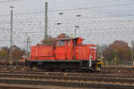 Rangierlok 363 211-4 rangiert beim badischen Bahnhof.