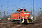 Rangierlok 363 187-6 durchfährt den badischen Bahnhof.