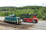 Am 01.07.2023 pausierte die Hörseltalbahn 363 827-7 im KV-Terminal Eisenach. Von der Brücke zum Hp Eisenach Opelwerk aus fotografiert.