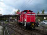 363 113 rangiert im Karlsruhe Rheinhafen einige Gterwagen umher.