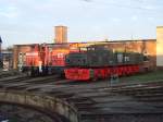 Eine 363 der DB , eine Privatbahn-Lok und ein Vattenfall-Grubenlok stehen am 26.12.09 in der letzten Wintersonne an der Drehscheibe des AW Cottbus .