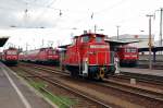 Whrend Rafael alias 363 811 in Cottbus mit Rangieraufgaben beschfftigt ist, stehen drei Regionalzge an den Bahnsteigen.