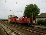 363 194-2 und 294 872-7 pausieren am 17. Juli 2010 im Hanauer Hbf.