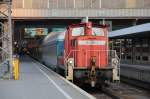 363 819 steht mit ihrem ALEX-Wagen bereit zur Rangierfahrt und zur Abstellung der Wagen am 22.10.2011 in Mnchen Hbf.