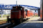 363 154-6 DB rangiert mit einem Doppeldecker im Freiburg im Breisgau-Hbf bei schnem Sommerwetter am 21.7.2013.