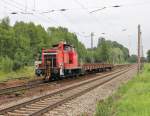 363 677-8 mit zwei Flachwagen am Haken fährt nach kurzem Signalhalt wieder an. Aufgenommen am 04.07.2013 in Leipzig Thekla.