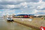 V60 447 mit Sonderzug am 01.08.21 im Hanauer Hafen von einen Gehweg aus fotografiert