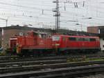 BR 365 283-2 zieht 111 110-3 aus dem strohmlosen Bereich in Ulm Hbf in den Abstellbereich.