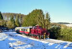 Heute war es soweit. Die ersten 3 Wagen von AKE Rheingold wurden aus Gerolstein abgezogen. V60 1140 zog an der Spitze einen Speisewagen, das Domecar in der Mitte und einen Rheingoldwagen und am Schluss schob V60 1184. In Dockweiler zog V60 1140 die Fuhre bei klaren Wetter in Richtung Daun. 

Dockweiler 15.01.2022