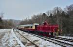 Heute war es soweit. Die ersten 3 Wagen von AKE Rheingold wurden aus Gerolstein abgezogen. V60 1140 zog an der Spitze einen Speisewagen, das Domecar in der Mitte und einen Rheingoldwagen und am Schluss schob V60 1184. Hier erreicht V60 1140 mit ihrer Fuhre den Bahnhof Daun wo der Zug schon von vielen Fotografen und Einwohnern erwartet wurde. 

Daun 15.01.2022