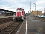 365 202-1 fhrt einem Zug auf Gleis Eins im Homburg (Saar) Hauptbahnhof.
