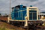 Die 365 695-6 der Aggerbahn (Andreas Voll e.K., Wiehl), ex DB V 60 695, ex DB 261 695-1 sowie ex DB 361 695-0, am 15.09.2013 bei Rangieren mit Res-Wagen in Kreuztal.