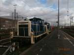 Die Loks 261 671-2 (vorne) und 365 695-6 (hinten) beide in Blau weiß standen am 21.2.14 mit einen Flachwagen mit Hebebühne auf einen Abstellgleis in Düsseldorf HBF.
Lok 261 671-2 kommt laut Aufschrift aus dem BW Nippes.
Lok 365 695-6 kommt laut Aufschrift aus den BW Wiehl.