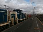 Die Lok 365 695-6 steht am 20.2.14 mit der Lok 261 671-2 und einen Flachwagen mit Hebebühne auf einen Abstellgleis in Düsseldorf HBF.