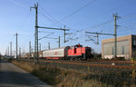 365 733 durchfährt mit einem Güterzug in Richtung Köln den Kerpener Stadtteil Sindorf.