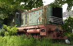 Gefunden im Gebüsch an der ehemaligen Güterabfertigung Bonn-Beuel am 7.6.16: ein Diesel-Veteran der Serie Krauss-Maffei ML 400 C, bezeichnet als V 40-5 der Hafenverwaltung Regensburg.
