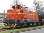 ML 00613 der Neukölln - Mittenwalder Eisenbahn-Gesellschaft AG (NME) am 28. März 2019 auf dem Mittelstreifen der Stubenrauchstraße in Berlin Neukölln.