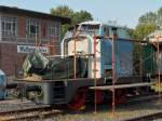 Die Eisenbahnfreunde Grenzland in Walheim bei Aachen nutzen das schne Herbstwetter und haben die Hauben der Henschel DH 240 - 29197, Baujahr 1956, abgebaut und schleifen den Rost ab.