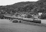 Am 16.6.1986 befuhr ein Sonderzug, bespannt mit  V 80 002  und leider mit einem unpassenden Verstrkungswagen hinter der Lok, die Strecke Forchheim - Ebermannstadt - Behringersmhle, hier bei Streitberg aufgenommen.  