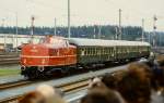 V 80 002 mit Eilzug auf der Fahrzeugparade  Vom Adler bis in die Gegenwart , die im September 1985 an mehreren Wochenenden in Nrnberg-Langwasser zum 150jhrigen Jubilum der Eisenbahn in Deutschland stattgefunden hat.