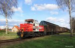 VGH 262 217-9 Verkehrsbetriebe Grafschaft Hoya Lok 22 (Bj. 1989, MaK) unterwegs mit einer Überführung von Eystrup nach Hoya, Hoyaer Eisenbahn Eystrup - Syke, fotografiert an einem BÜ in Hassel am 15.04.2015